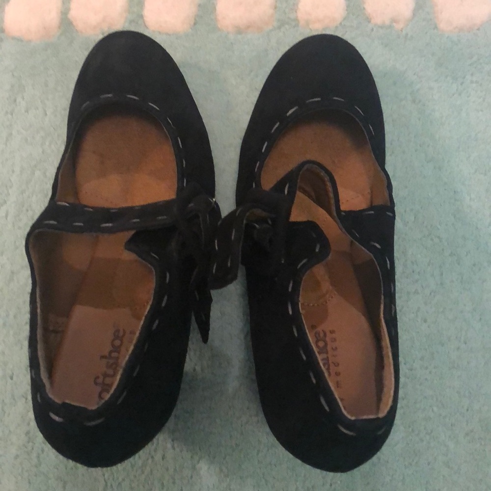 Black suave pumps.  Never worn.